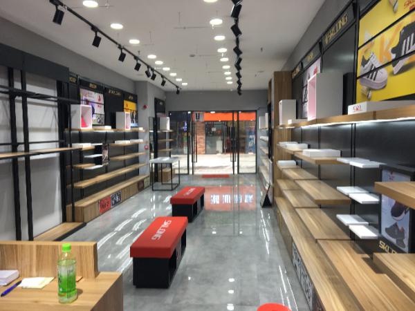 兴宁新城吾悦广场90平米鞋包店低价急转！