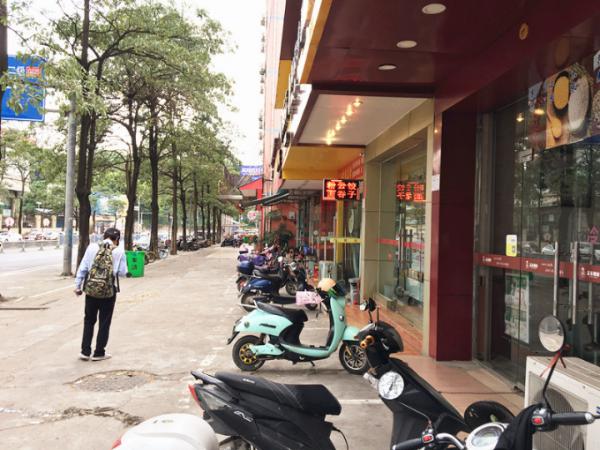 急转江南客运站地铁B出口旁连锁餐饮店