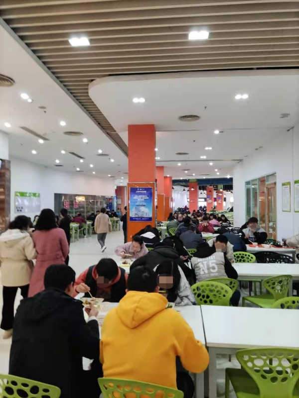 光谷金融港蕞大食堂出入口便利店转让