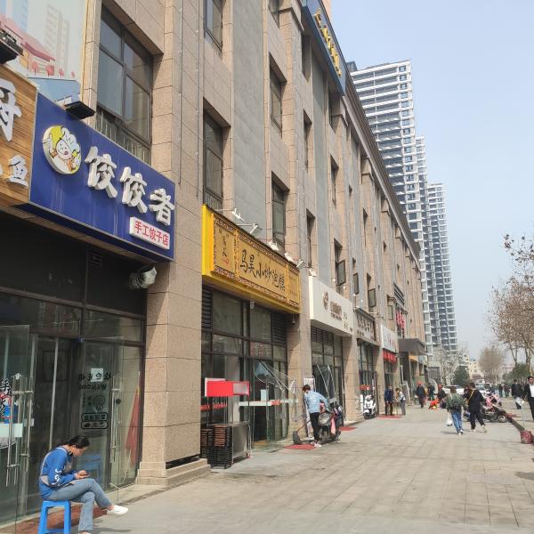 未央区凤城七路一楼底商可以做火锅店，私房菜小区门口位置